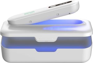 UV light sanitizer for cleaning devices
