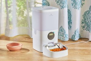Automatic pet feeder for dogs and cats